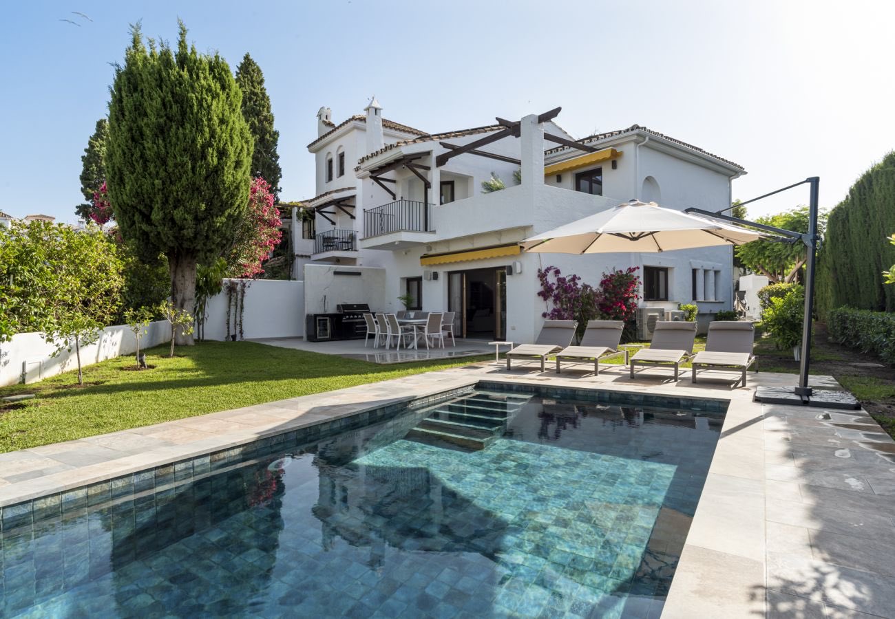 The house, garden and private heatable pool